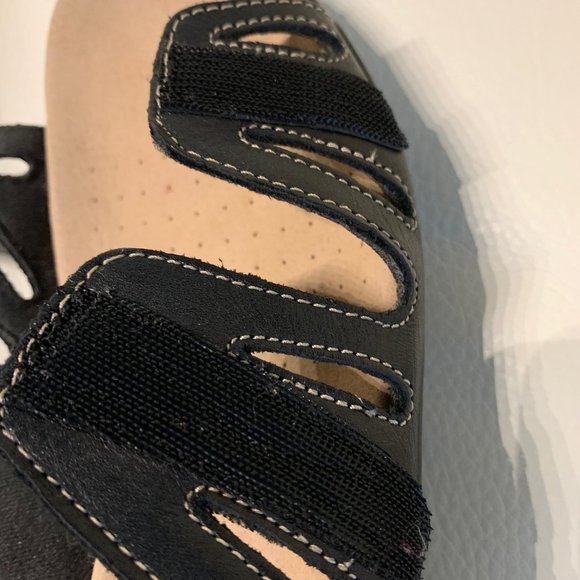 Clarks Collection Sandal,7M, Like new, Black, Velcro adjustment, So comfort sole - Picture 5 of 10
